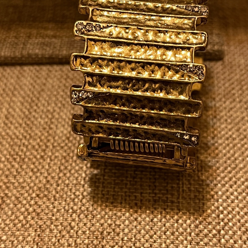 Elegant Gold Textured Women's bracelet - Picture 5 of 5